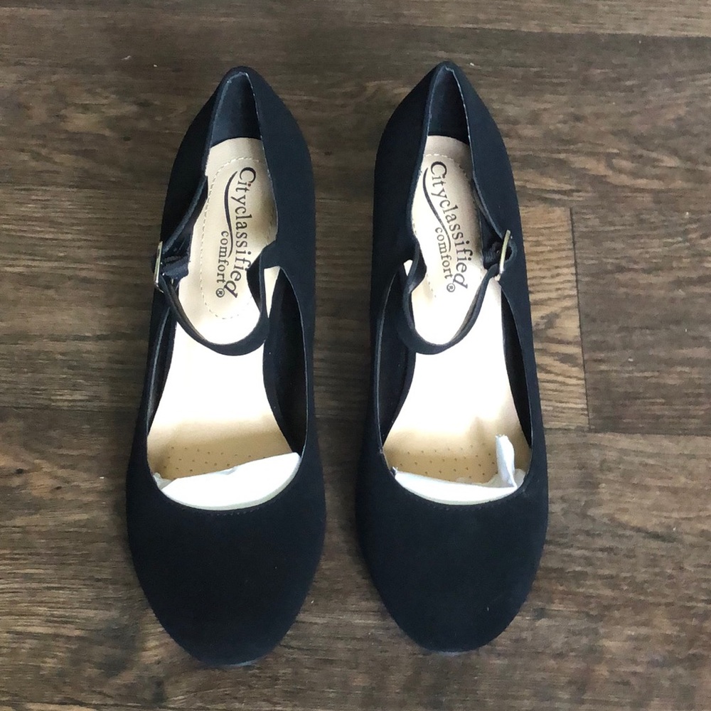 City Classified Black Heels w Rounded Toe 7.5